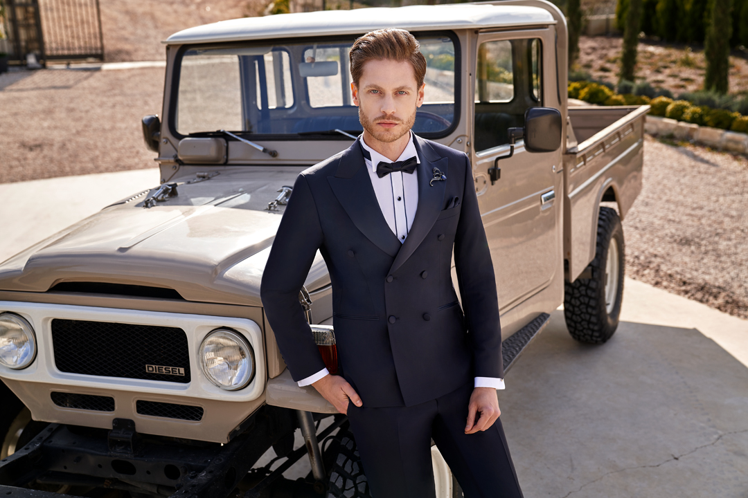 50619- PEAK LAPEL, DOUBLE-BREASTED 6 BUTTONS, SIDE VENTS, WITH BOW TIE