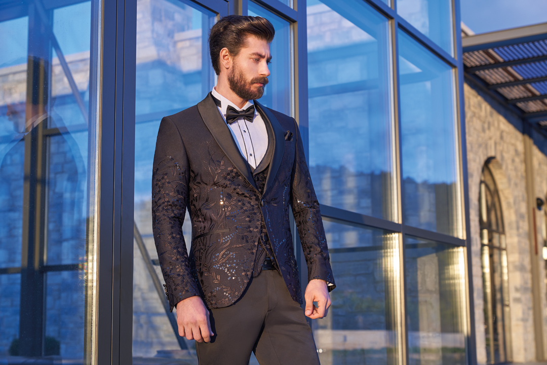 SHAWL COLLAR, ONE BUTTON, SIDE VENTS, WITH VEST